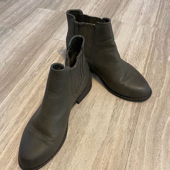 Forever 21 Women's  Grey Ankle Boots Size 5.5 Low Heel Booties - Picture 1 of 8